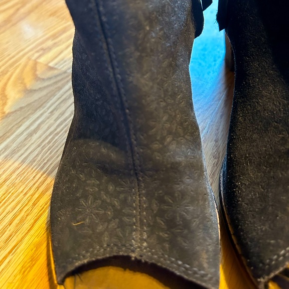 Cute Toms heeled boots dark gray with flower print on them sz W 9 - Picture 2 of 6